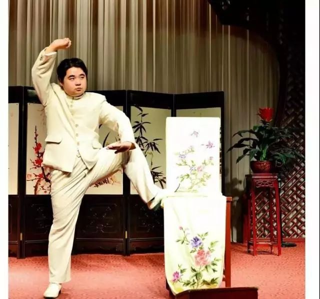 吴英的独特饕餮之旅，小巷深处的演员故事