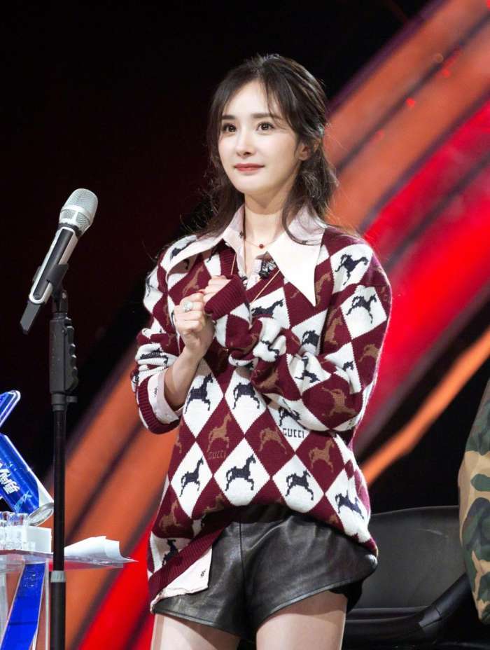 明日之子杨幂最新服装引领潮流，时尚印记瞩目亮相